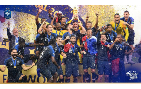 BALLON ROND BALLON OVALE ...…..BRAVO A L'EQUIPE DE FRANCE DE FOOT ILS L’ONT FAIT !!! ON EST CHAMPIOOONS DU MONDE……